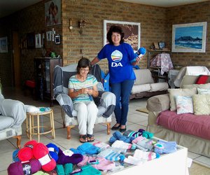 Vlytige vingers aan die brei